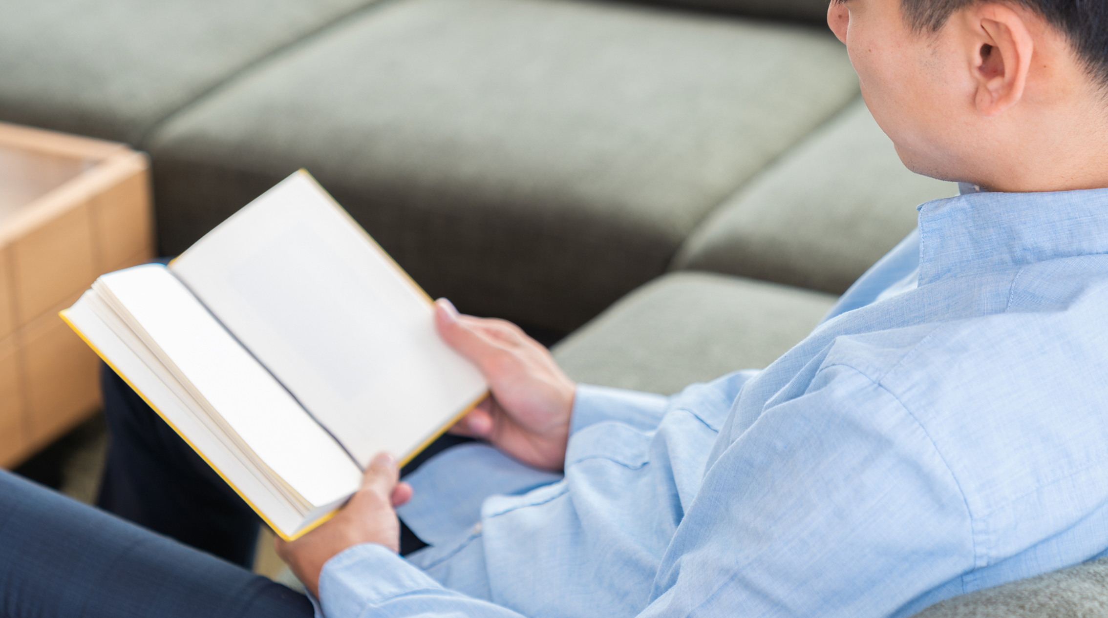 読書をする男性